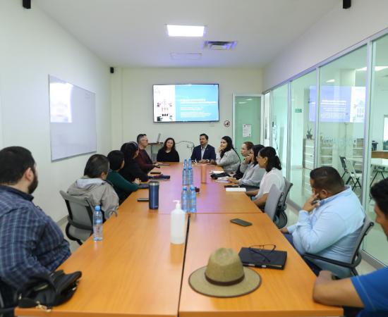 Reunión de la doctora Kasprzak con académicas y académicos del CUValles