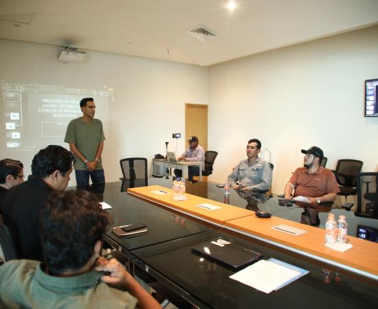 sesión de trabajo con representantes de la empresa Bloomberry Farms