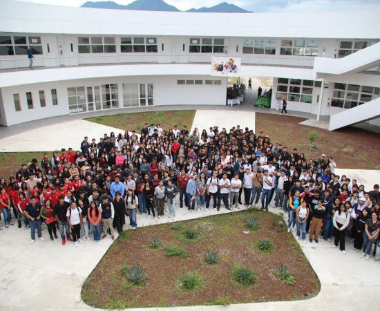 ExpoProfesiones 2025 vista participantes en la explanada 